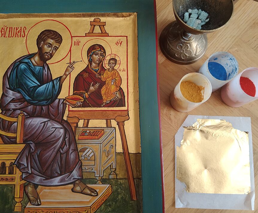 Ikone des Hl. Lukas der gerade eine Ikone malt und daneben Farben und Blattgold und ein Weihrauchfass